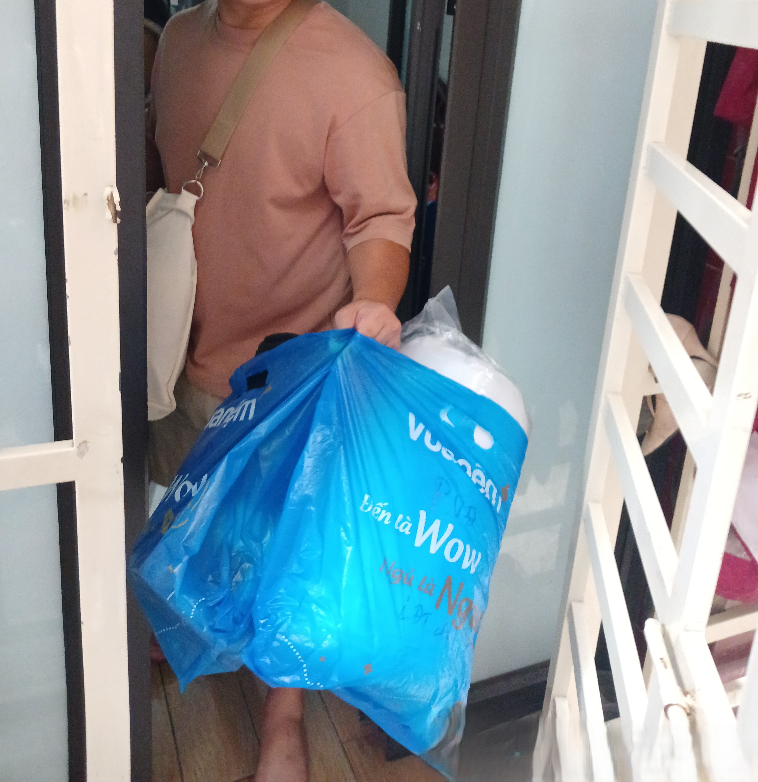 Click để xem Mua thử vì thấy quảng cáo công thái học, ai dè nằm thiệt sự dễ chịu. Cái form uốn lượn ôm cổ cực kì hợp lý. Chỉ tiếc là gối hơi cao với người quen nằm thấp như mình, ai thích gối cao thì hợp lắm. - Ảnh 1