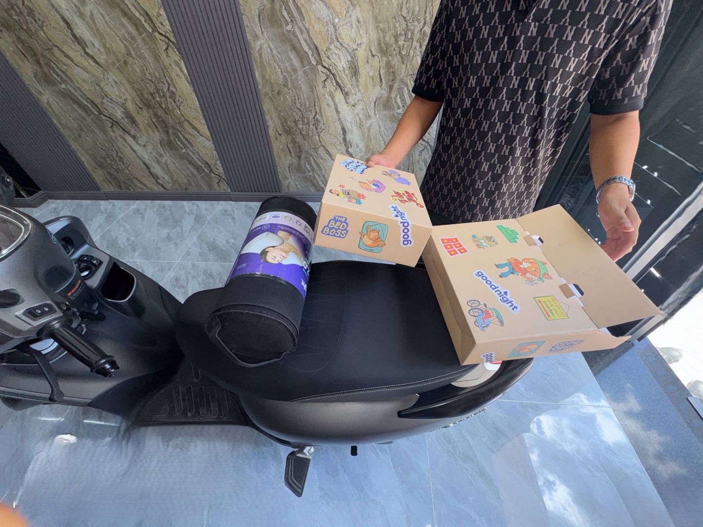 Click để xem Nằm nghiêng hay nằm ngửa đều thấy cổ được nâng nhẹ, không mỏi gáy. Ngày xưa mình quen nằm gối bông mà mỏi cổ hoài vì gối quá cao, còn gối foam này ban đầu tưởng cao nhưng có độ chìm nên nằm thoải mái lắm - Ảnh 1