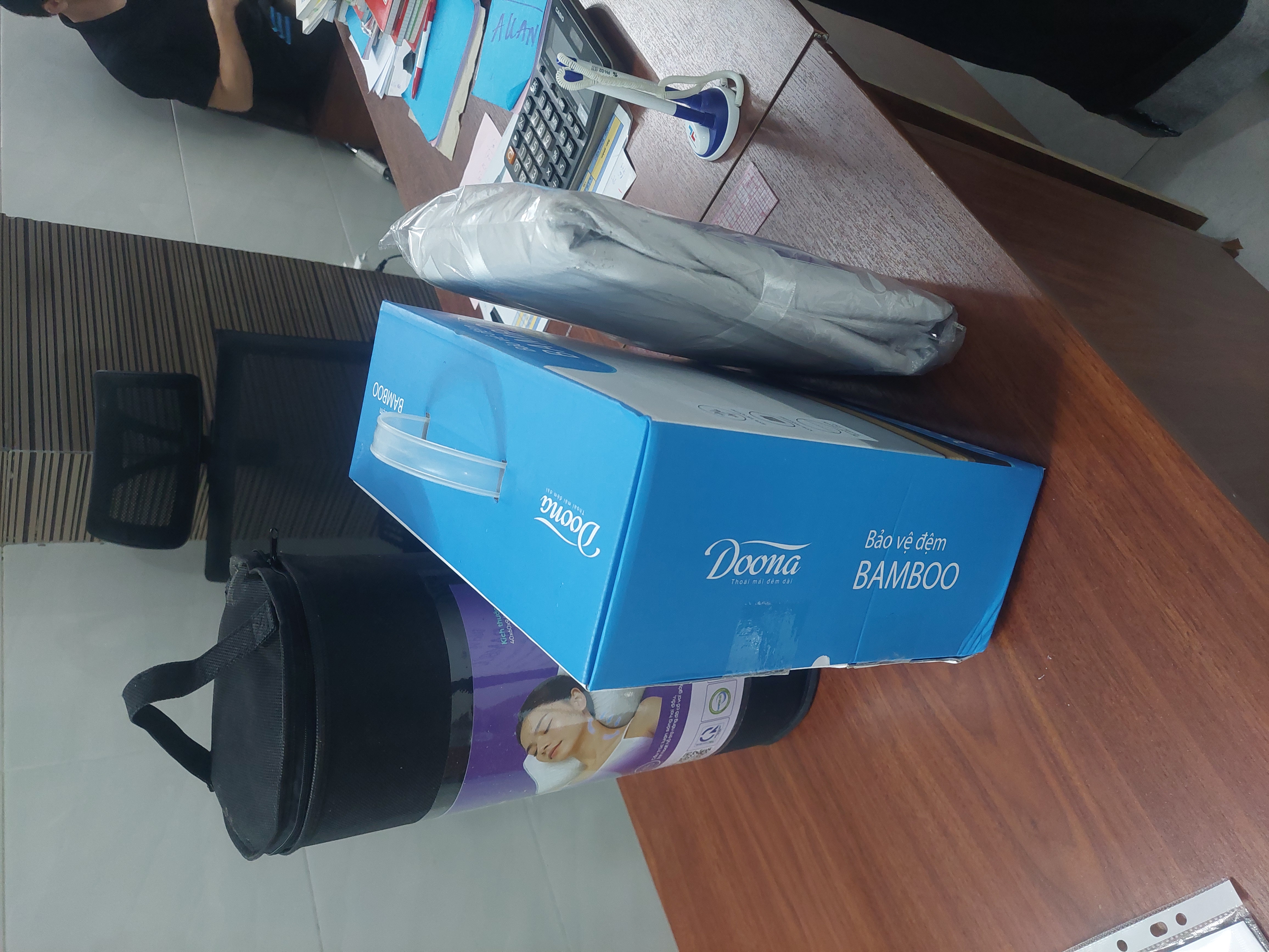 Click để xem Tôi hay đau cổ nên sắm thử cái Nori 2.0, xài thấy êm mà chắc, không bị xẹp như mấy gối thường. Giao nhanh, gói kỹ, có túi zip nhìn sang phết. Mỗi tội hơi mùi foam mới nhưng để hôm là hết. - Ảnh 1