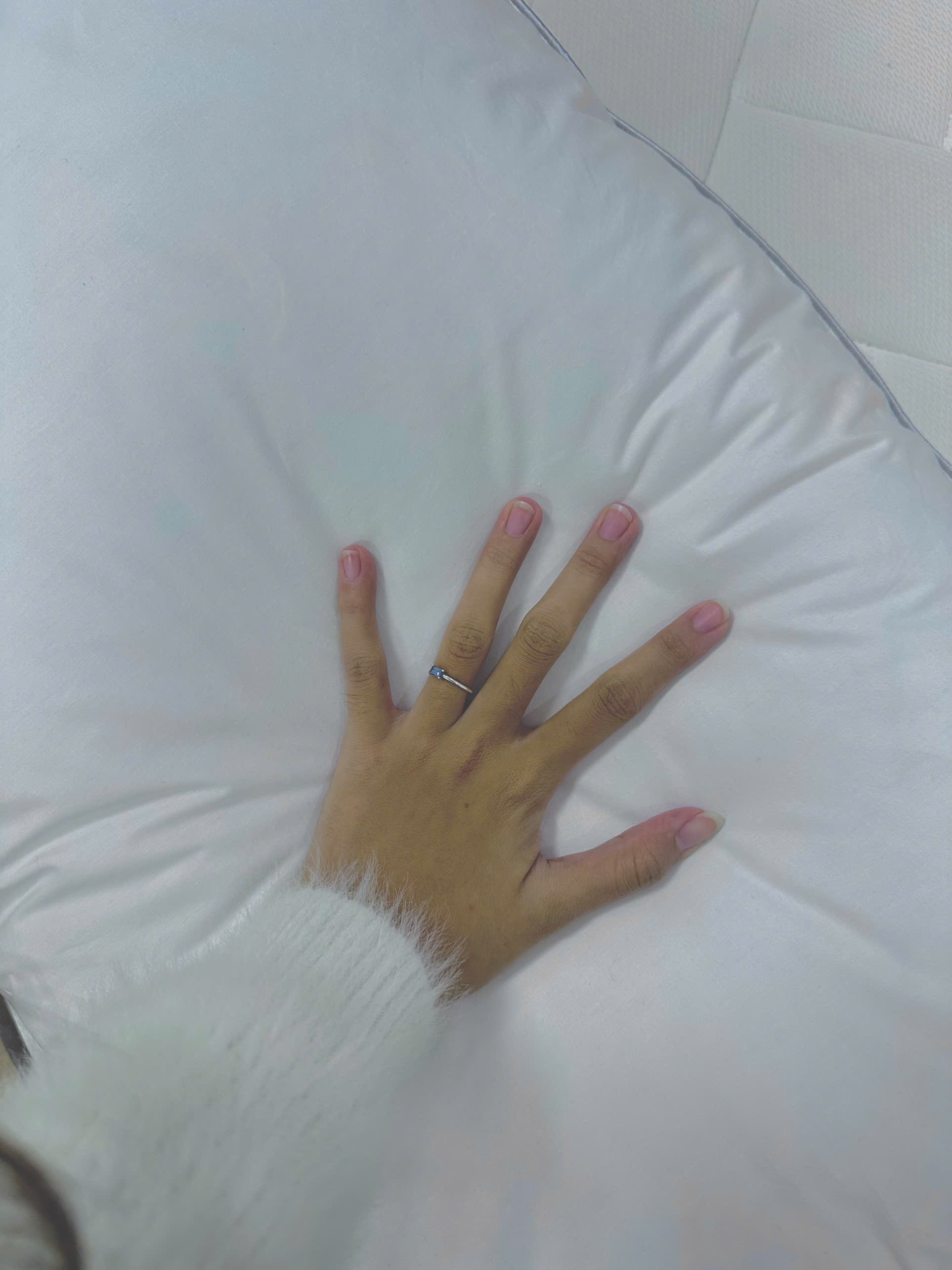 Click để xem Mình mua gối này vì bạn giới thiệu, nói nằm sướng lắm. Lúc nhận hàng hơi bất ngờ vì gối hút chân không, nhỏ xíu, tưởng shop giao nhầm. Mở ra thì phồng dần lên, nhìn thích mắt. Mới đầu có mùi nhẹ kiểu lông tự nhiên, để 1 thời gian là hết. Nằm thử tối đó, thật sự thấy khác hẳn gối bông thường, đầu được ôm nhẹ, cổ không bị cứng như mấy gối cao. Sau 1 tuần dùng thấy gối hơi xẹp chút, nhưng vỗ lại là phồng đều, vẫn giữ được form. Gối trắng tinh nên phải bọc kỹ, chứ không dễ dơ lắm. Tổng thể rất ổn, đáng tiền. - Ảnh 1