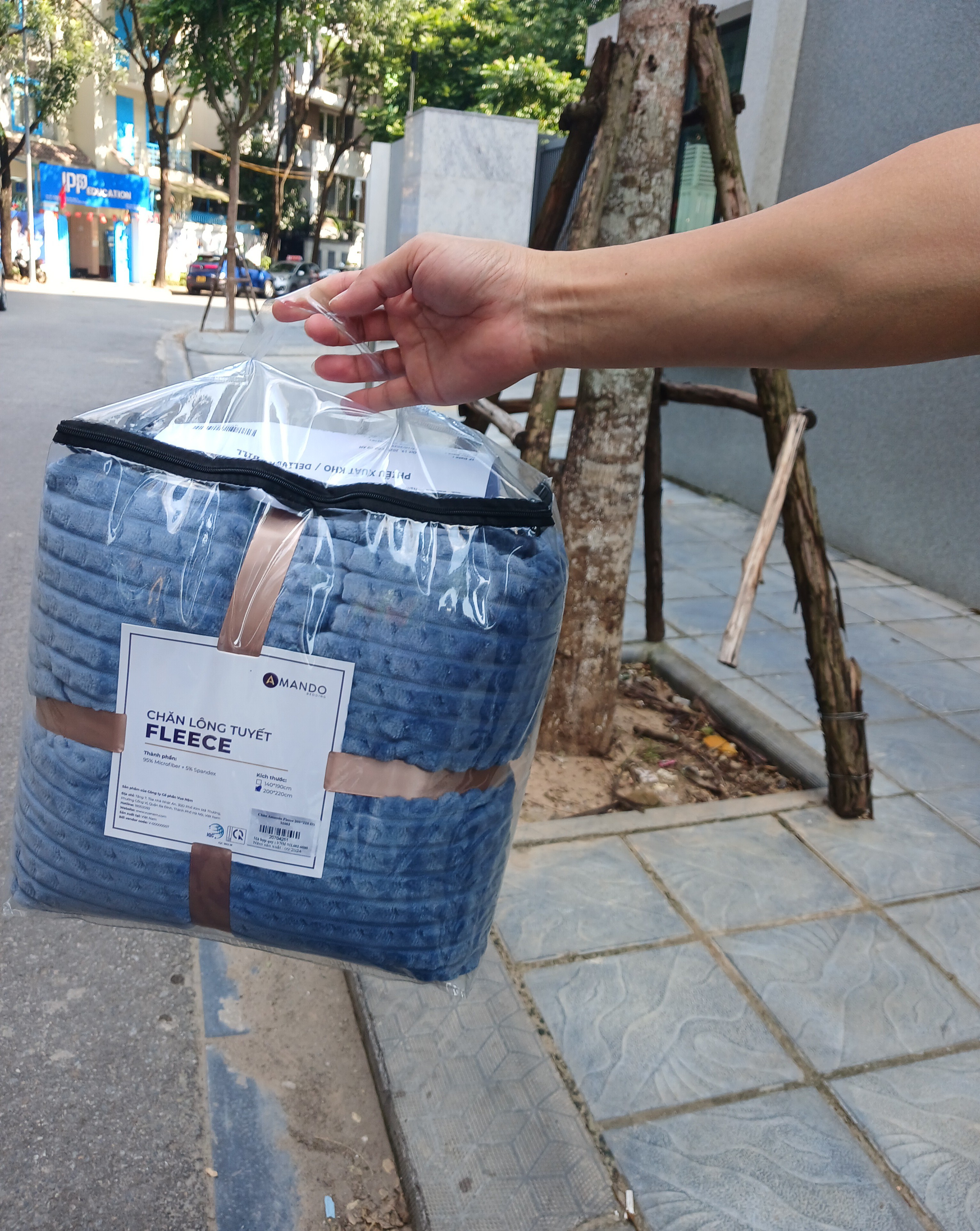 Click để xem Miền Bắc trời bắt đầu lành lạnh r nên mua đại 1 cái về dùng thử, ai ngờ đắp thích quá trời. Chăn cực kỳ nhẹ nhưng ấm, ôm người kiểu mềm mượt, không ngứa như mấy loại rẻ tiền mình từng mua. Mình bị viêm da mà dùng vẫn ổn, không kích ứng. Sợi microfiber đúng là khác biệt, giặt xong khô nhanh thật, phơi buổi sáng chiều đã khô. Có điều màu ngoài sáng hơn ảnh tí, nhưng không sao thế thì càng đẹp - Ảnh 1