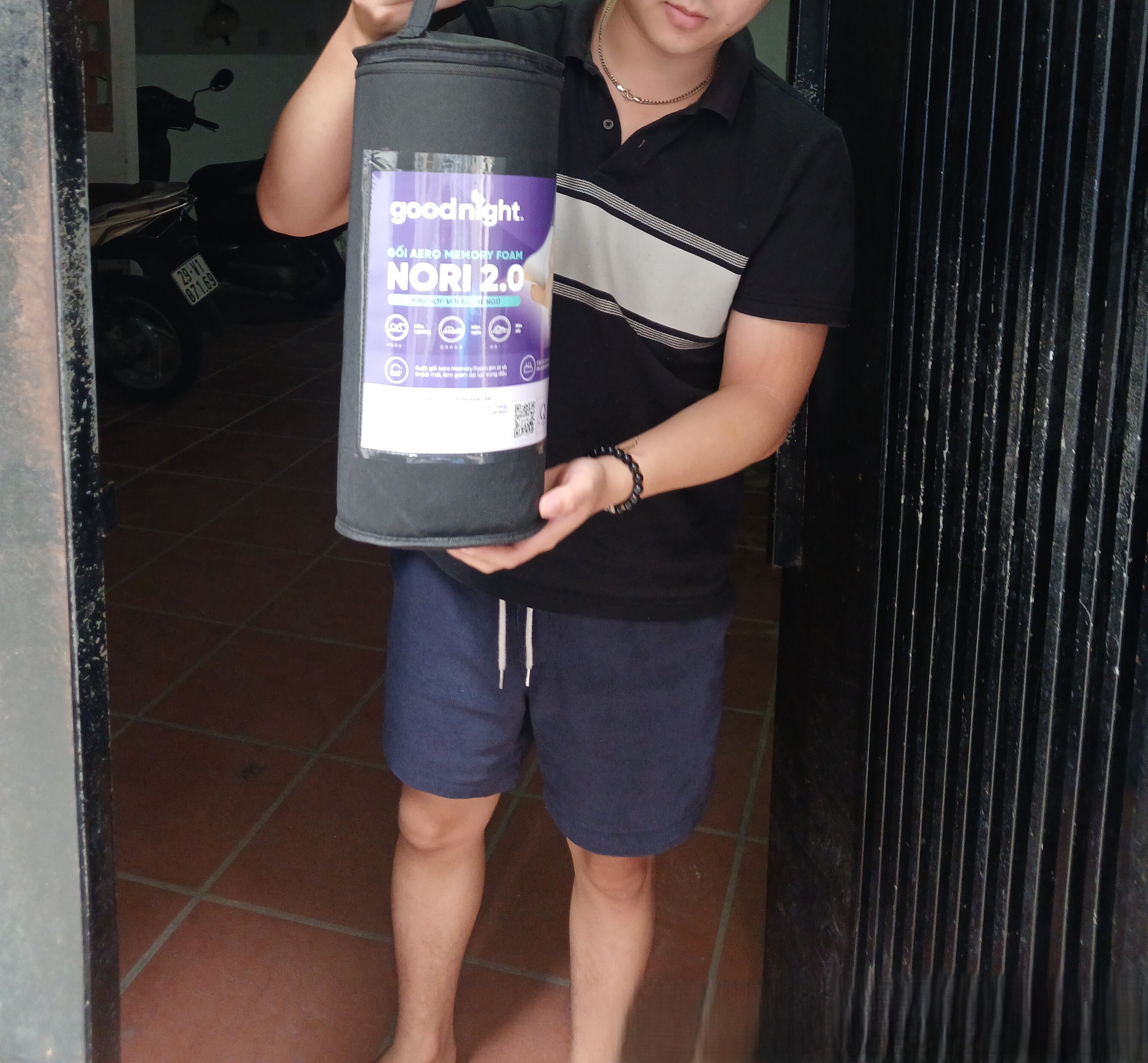 Click để xem Mua cho mẹ vì mẹ hay kêu mỏi cổ. Dùng hơn tuần mẹ khen hoài vì gối nhẹ, cầm chắc tay, không bị lún kiểu mút dỏm. Giao hàng nhanh, có bọc túi sạch sẽ, đáng tiền thật sự. - Ảnh 1