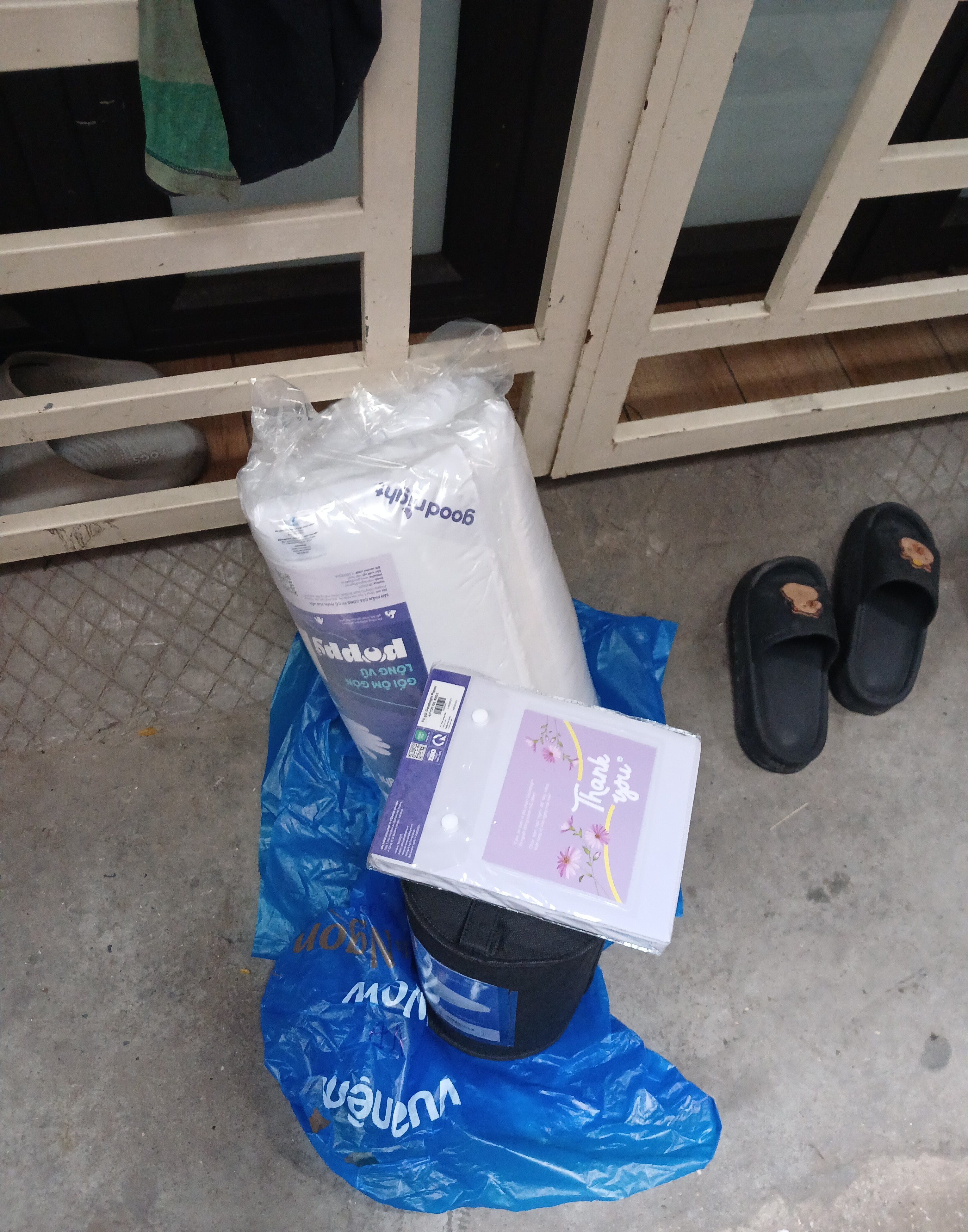 Click để xem Gối nằm êm dã, ôm cổ mà vẫn thoáng khí. Mấy hôm đầu hơi mùi nhẹ kiểu foam mới, để ngoài 1 buổi là bay. Đóng gói cuộn gọn, giao nhanh, mở bung ra phồng đẹp - Ảnh 1