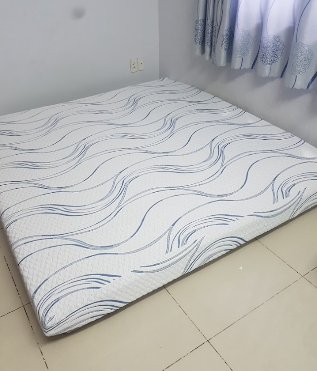Click để xem Hôm đó chồng chị nhận hàng ko thấy phàn nàn gì về nhân viên giao hàng. Bạn nhân viên bán hàng giới thiệu sản phẩm  niềm nở, bạn cũng mời chị nằm lên nệm trải nghiệm, chị hài lòng - Ảnh 1