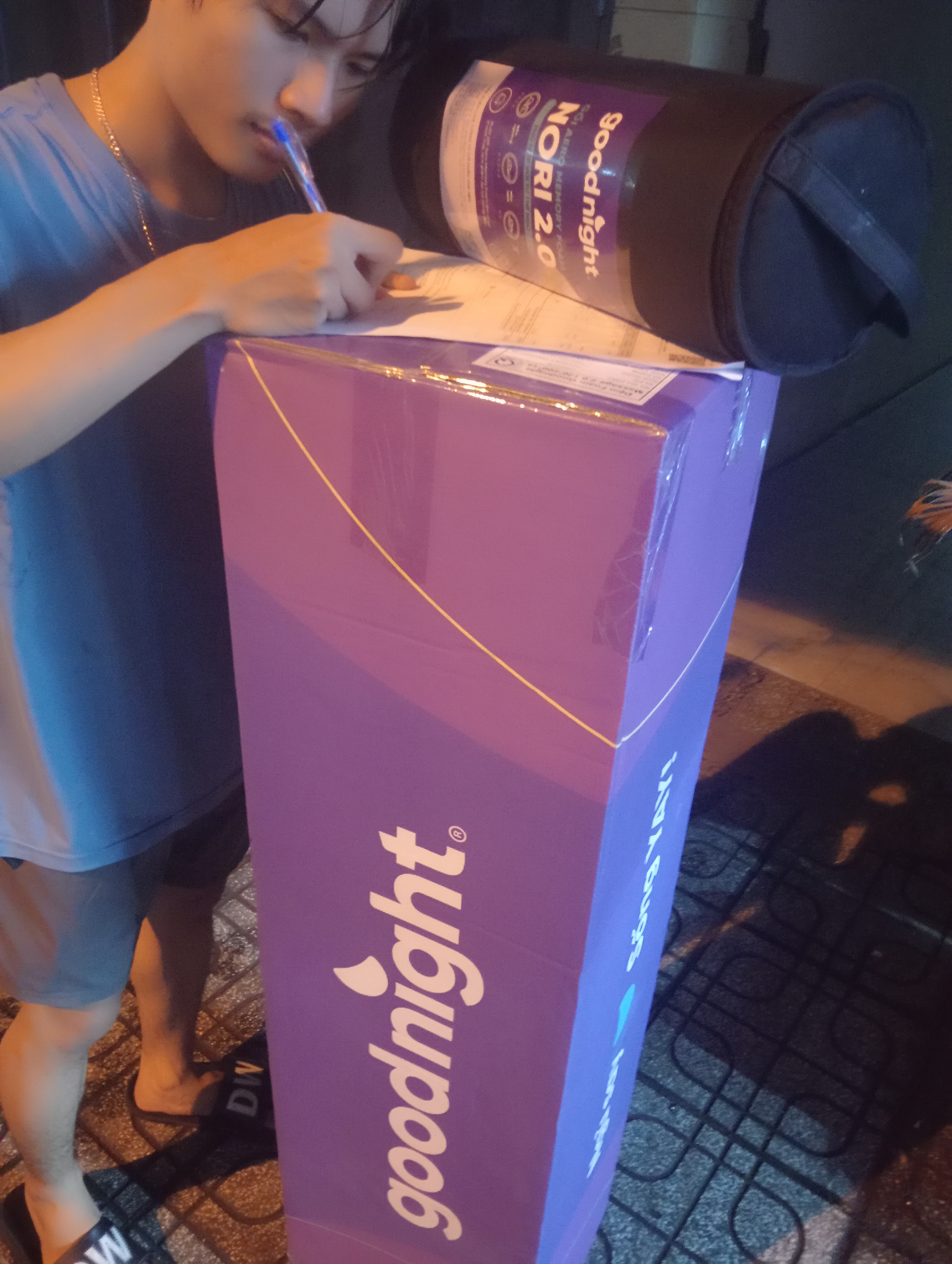 Click để xem Giao hàng chuẩn chỉnh, gối cuộn lại nhìn nhỏ mà mở ra bung phồng đẹp. Nằm đỡ hẳn đau vai gáy, nhất là mấy hôm làm việc máy tính nhiều. Gối không bị nóng, foam mịn, vỏ mát. - Ảnh 1