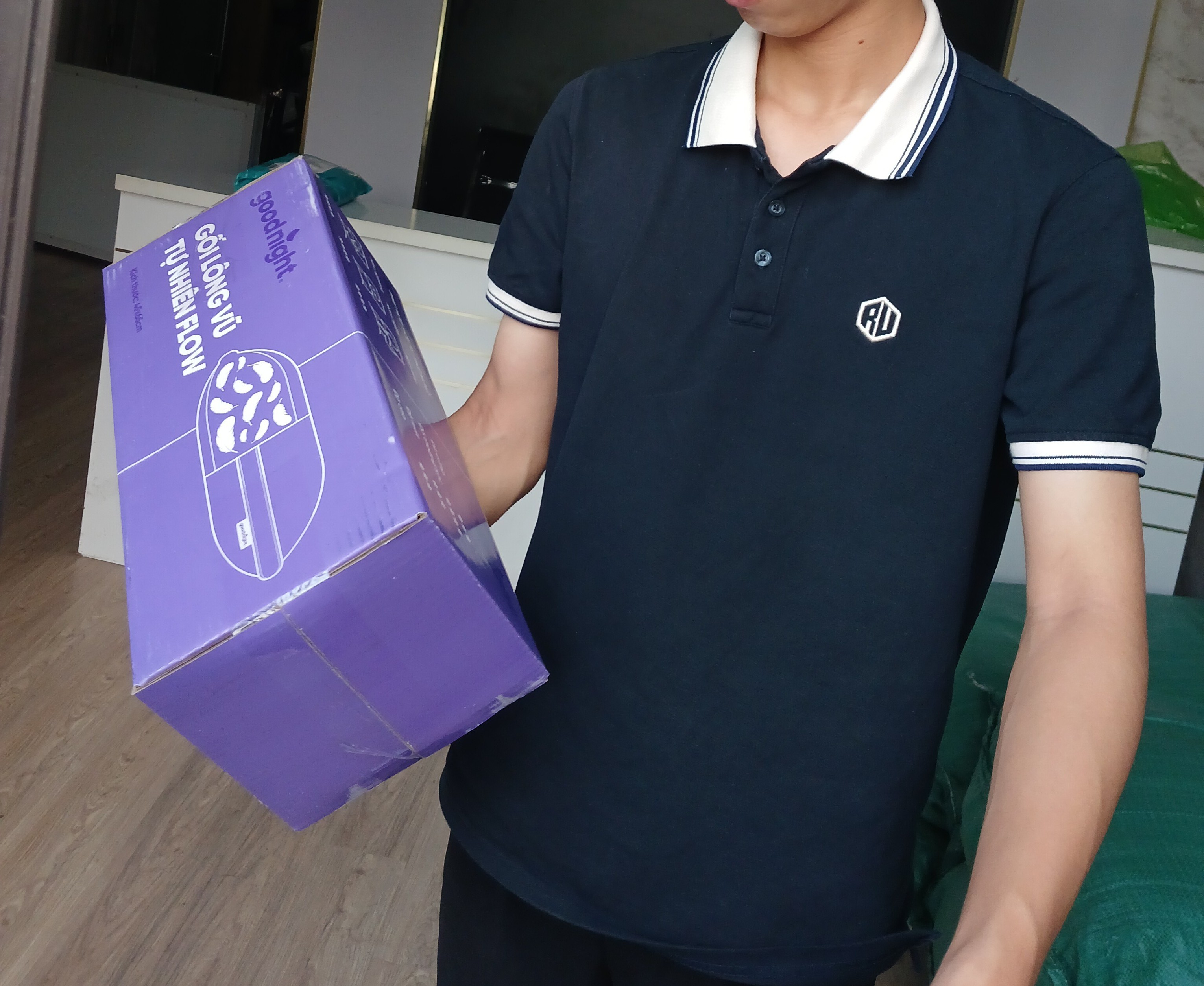 Click để xem Gối đẹp, đóng gói cẩn thận, hộp màu tím rất xinh. Gối nằm rất mềm, ôm đầu nhẹ nhàng, không bị đau cổ. Mình thấy chỉ có điểm trừ là gối trắng dễ bẩn và sau vài hôm nằm thì hơi xẹp nhẹ ở giữa. Nhưng gối này chỉ cần vỗ vài cái là phồng lên lại, rất dễ phục hồi. Mình thấy hài lòng, chắc sẽ mua thêm 1 cái cho chồng. - Ảnh 1