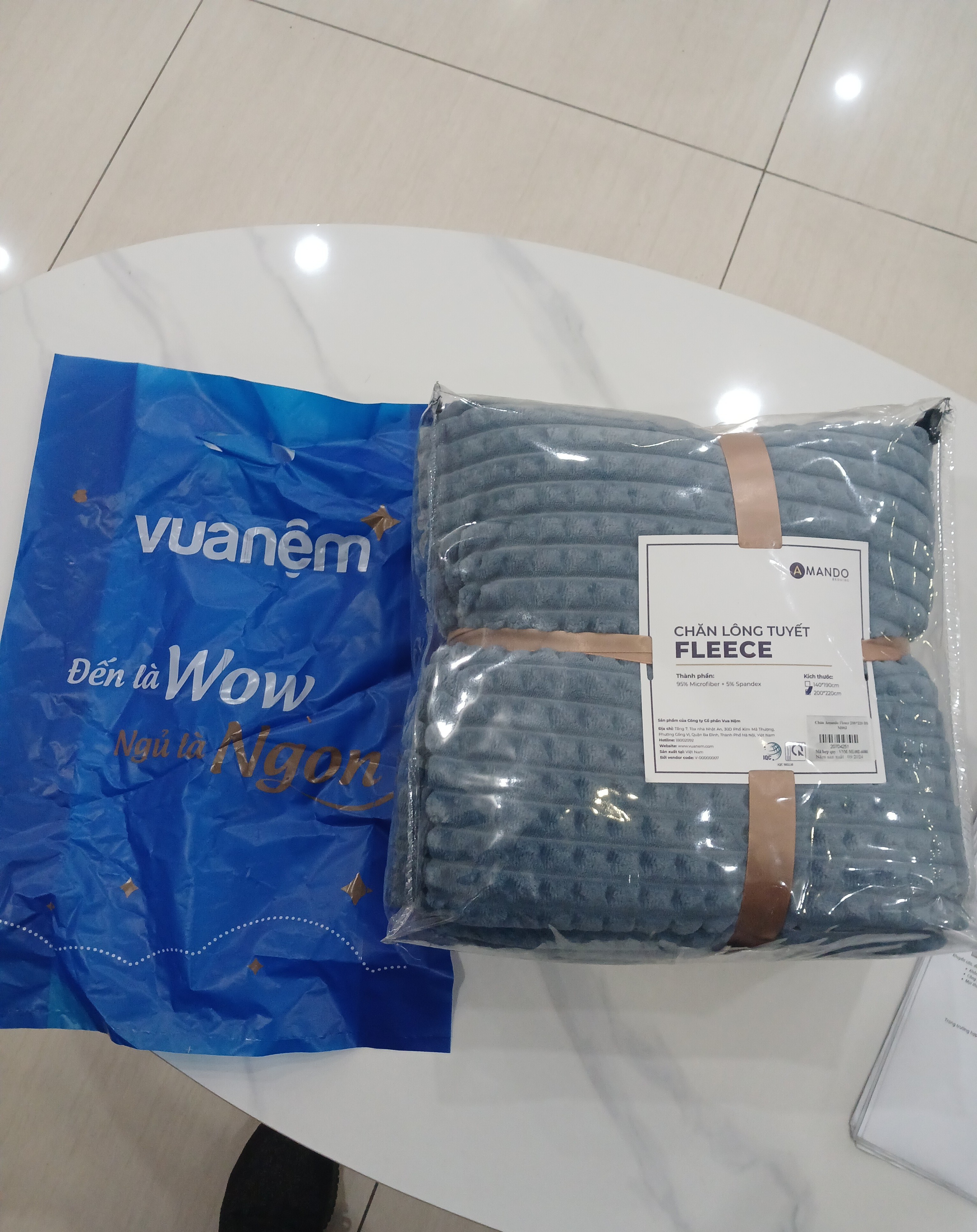 Click để xem Mình dân văn phòng, mua để đắp ngủ trưa. Phải nói là đỉnh của chóp luôn. Chăn gấp gọn vừa balo, đắp lên mềm như cục mây, mà không nặng như mấy chăn bông mùa đông. Mình dùng máy lạnh 24 độ vẫn ấm vừa phải, không hầm. Thích nhất là vải không rụng lông, không xơ, giặt máy thoải mái. Mùi vải cũng dễ chịu giặt 1 lần hết mùi liền - Ảnh 1