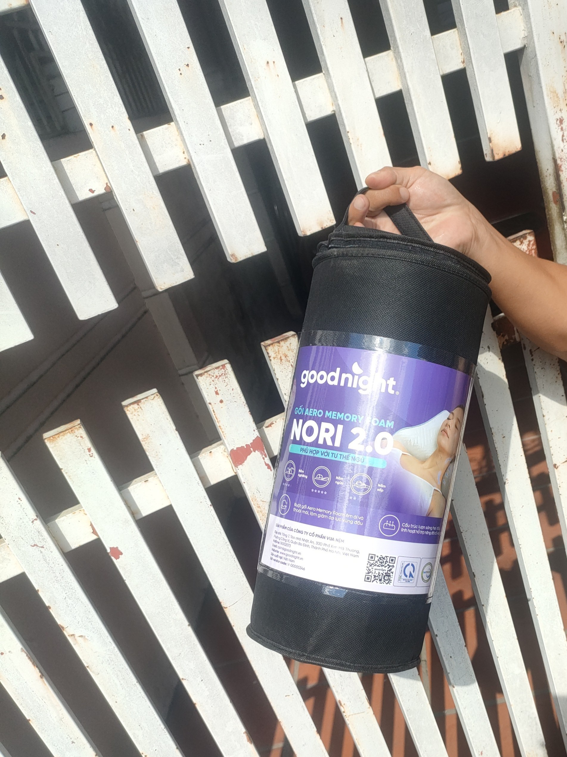 Click để xem Mình dân văn phòng, tối nào cũng lăn qua lăn lại vì mỏi cổ. Dùng gối này đúng khác bọt, sáng dậy đỡ đau gáy hẳn. Mỗi tội vỏ gối màu sáng dễ bẩn, phải giặt thường xuyên. Muốn giữ gối sạch chắc phải mua vỏ gối lồng ngoài mới bền - Ảnh 1