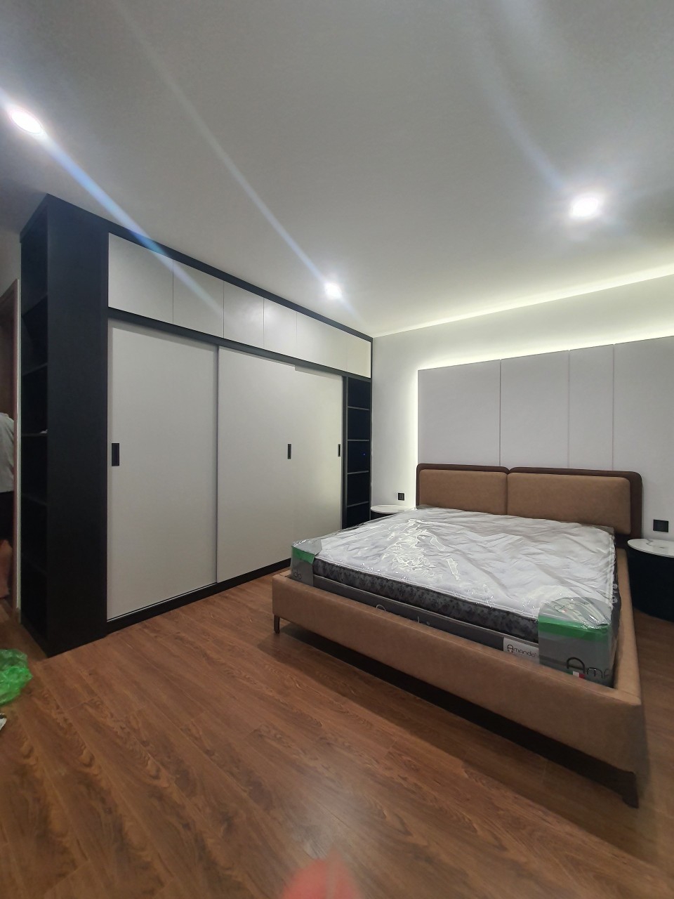 Click để xem Mình đặt đệm giao chiều qua, nh lại có việc gấp quên không hẹn lại lịch giao. Chỉ có mẹ chồng ở nhà, mà mẹ cũng lớn tuổi nên cũng kh biết phải xử lí nệm như nào. Lúc nv giao hàng gọi thông báo sắp đến mình có trình bày thì các chú cũng vui vẻ nói sẽ mang lên tận nhà. Về thấy nệm nằm ngay ngắn trên giường rồi, nghe mẹ kể lại 2 chú nhiệt tình lắm, chào hỏi lễ phép mà còn làm sạch giường trước khi bỏ nệm vào. Sau vụ này thấy nhân viên vua nệm nhanh nhẹn, xử lý vấn đề tốt. Yên tâm đặt hàng sau này  - Ảnh 1