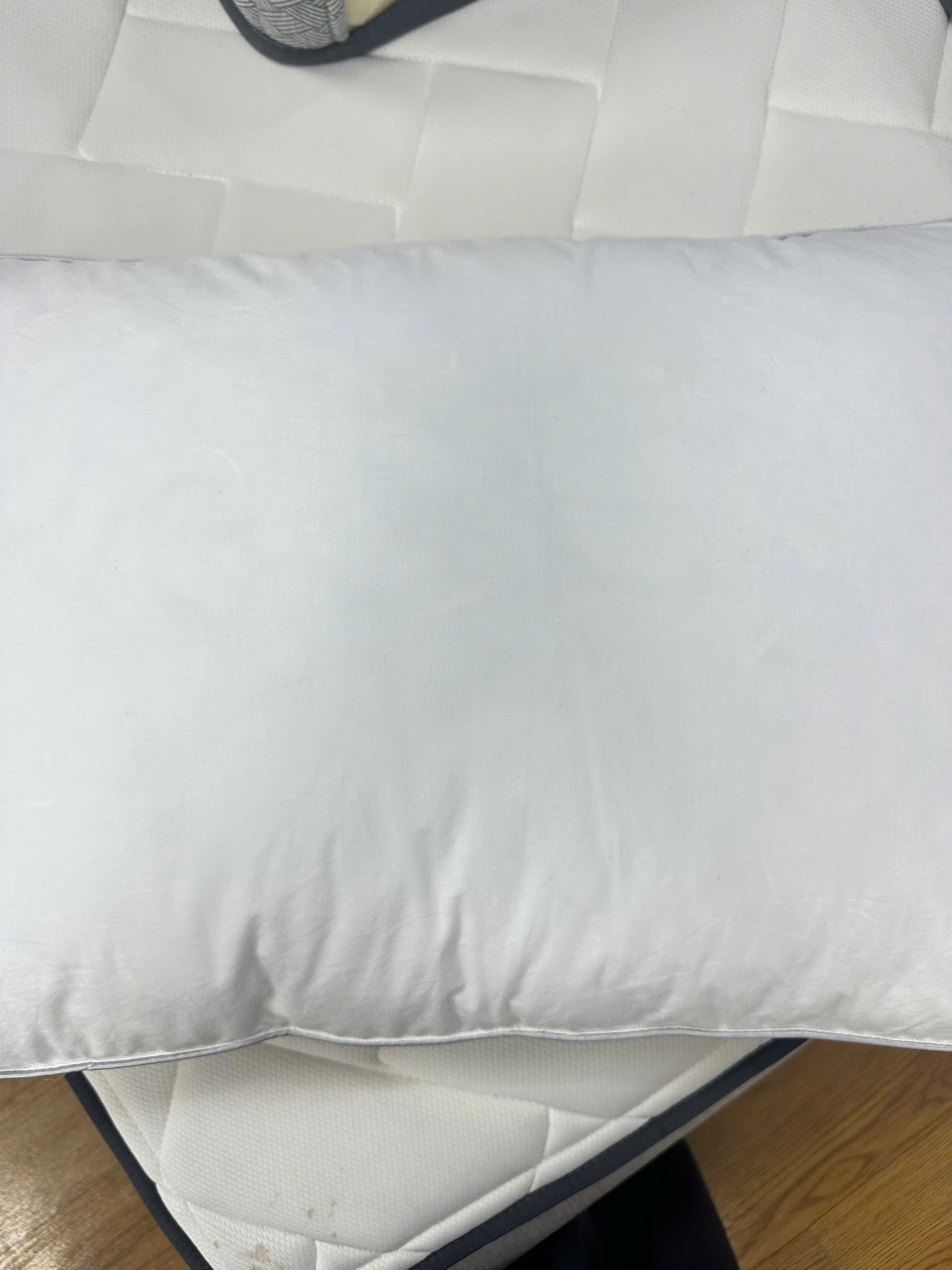 Click để xem Tôi mua 2 cái cho vợ chồng dùng. Gối nhìn sang xịn, phồng đẹp. Vợ nằm khen suốt. Đúng là lông vũ thật nên lúc mới mở hộp có mùi nhẹ, kiểu mùi tự nhiên, không hôi đâu. Chắc lông cũng được xử lý rồi. Dùng tầm 3 tuần thấy gối vẫn giữ phồng tốt, chỉ có hơi xẹp ở giữa nếu nằm 1 chỗ nhiều, nhưng vỗ lại là như mới. Cảm giác nằm rất dễ chịu, mát, không bị bí mồ hôi đầu. Tôi thấy giá này hoàn toàn xứng đáng. - Ảnh 1