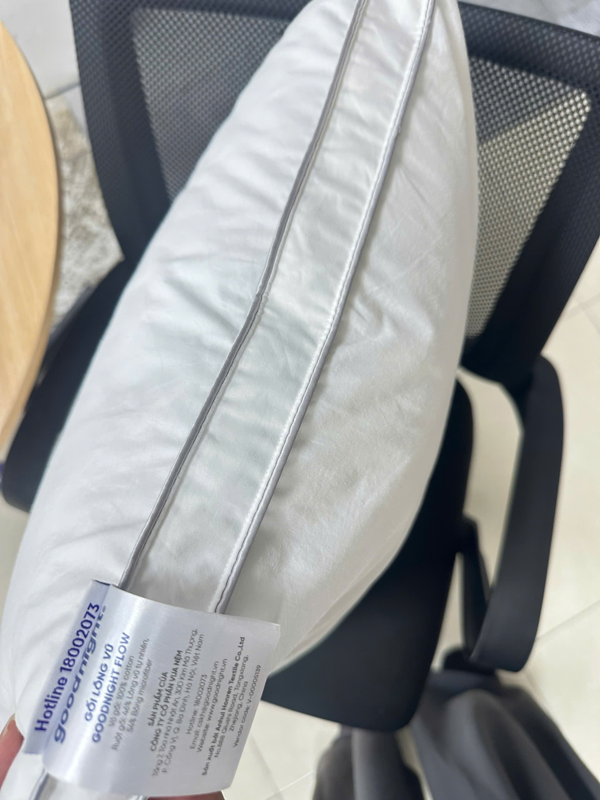 Click để xem Đặt mua vì đọc review thấy ai cũng khen, nhận hàng thấy gối trắng tinh, vỏ mịn, may chắc tay. Mở ra có mùi nhẹ kiểu lông vịt, mình đem phơi nắng buổi chiều là hết. Gối mềm, nhẹ, ôm cổ rất thoải mái, nằm nghiêng hay ngửa đều êm. Dùng 2 tuần rồi, có xẹp nhẹ phần giữa nhưng chỉ cần vỗ lại là phồng lên. Nói chung cảm giác ngủ ngon hơn hẳn, không đau cổ như mấy loại gối bông ép. - Ảnh 1