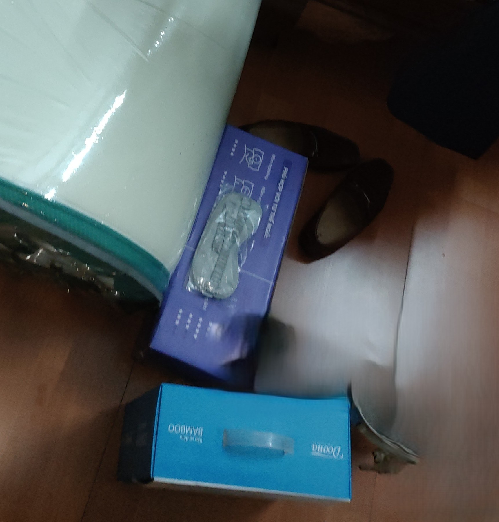 Click để xem Tôi bị đau vai gáy nên rất kỹ khoản chọn gối. Thử qua nhiều loại rồi mới chọn gối này. Ban đầu hơi nghi ngờ, nhưng dùng vài đêm thấy cổ đỡ cứng hẳn, giấc ngủ sâu hơn. Gối nhẹ, êm, thoáng, không bị nóng đầu. Gối màu trắng nên tôi mua thêm vỏ màu xám để đỡ dơ. Dùng 1 tháng rồi vẫn ổn, không bị xẹp đáng kể. - Ảnh 1