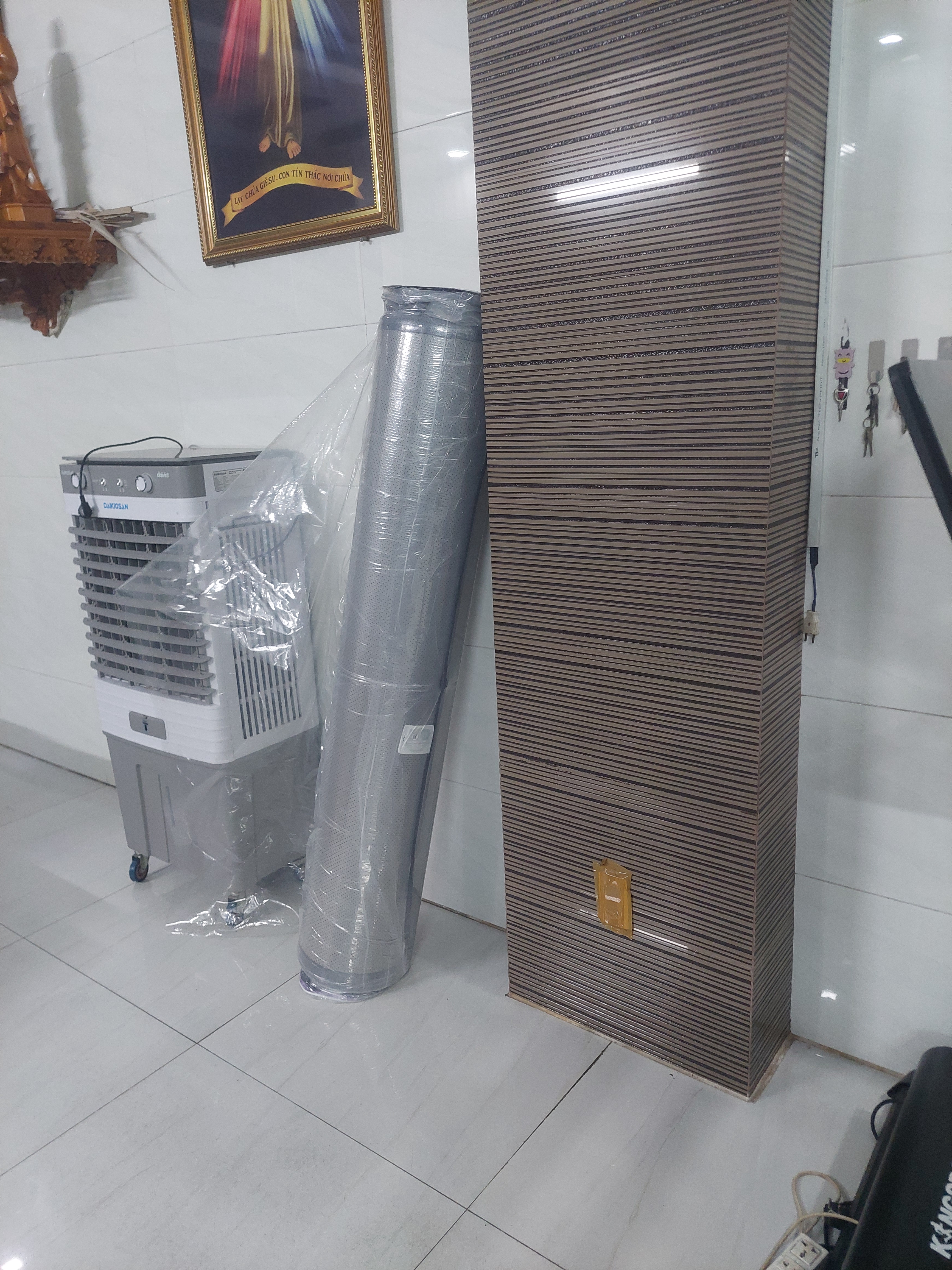 Click để xem Mới đầu sờ tưởng cứng nhưng nằm xuống lại thấy êm vừa phải. Cổ được đỡ đúng chỗ, sáng dậy không còn mỏi vai. Nói thật xài vài đêm mới thấy khác biệt, đáng đồng tiền. - Ảnh 1