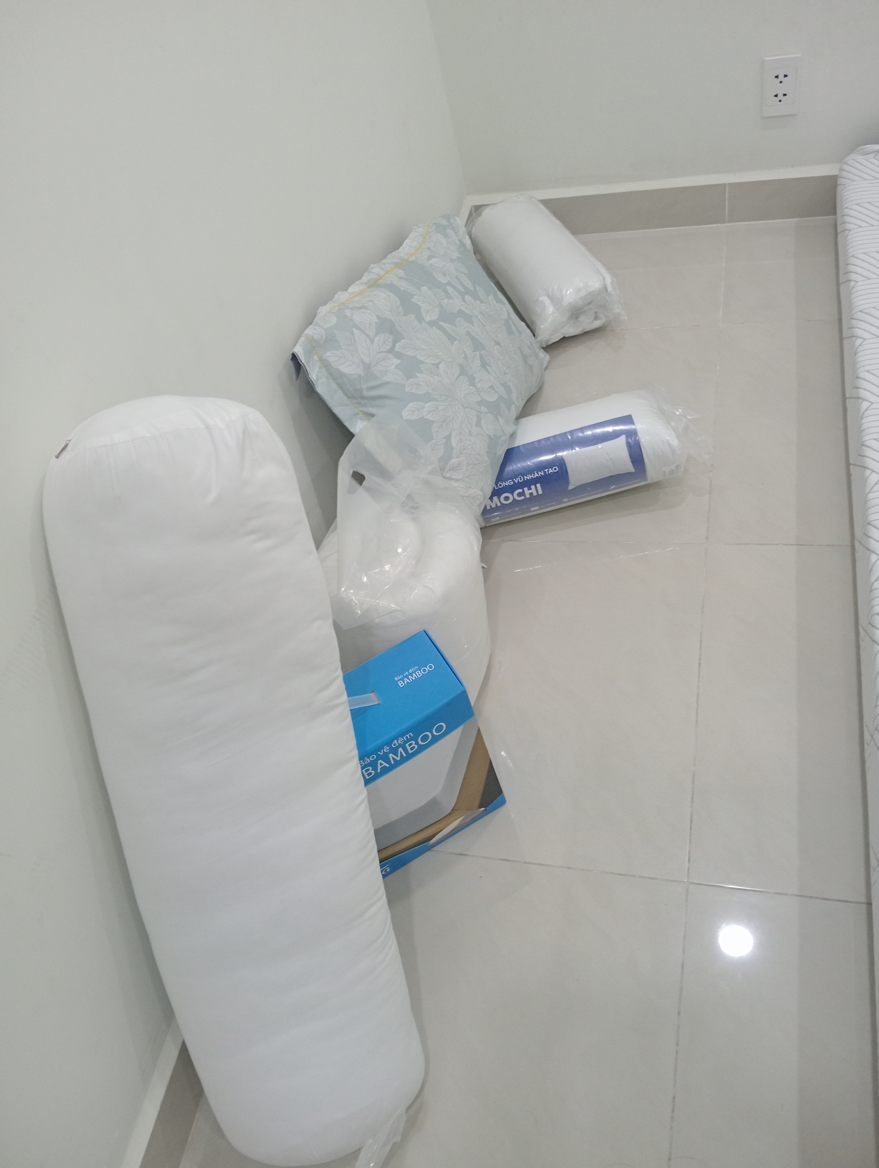 Click để xem Mua 2 cái chia cho vợ chồng, chồng nói nằm như khách sạn. Gối nhẹ, êm, ôm gáy dễ chịu. Cái này mà có thêm màu vỏ tối thì đỡ lo dơ. - Ảnh 1