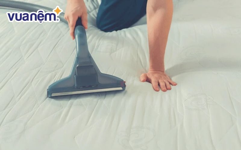 Vệ sinh nệm cao su định kỳ để tăng tuổi thọ