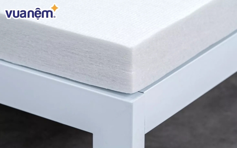 Trước khi mua nệm bông ép, nên nằm thử xem có phù hợp không