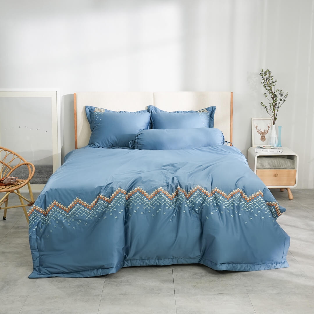 Bộ ga chun chăn chần Amando thêu cotton satin màu xanh