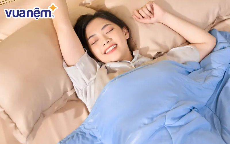 Chăn mỏng giúp hạn chế tình trạng giật mình do thay đổi nhiệt độ từ điều hòa hoặc quạt.