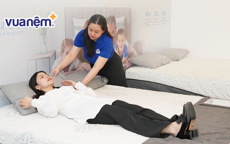 Cảm giác thực tế khi nằm thử vẫn là yếu tố quan trọng nhất trước khi quyết định mua nệm