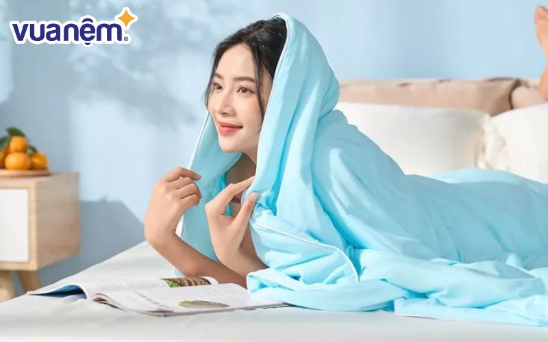 Ưu tiên các loại vải thoáng khí, thấm hút tốt khi chọn chăn mùa hè