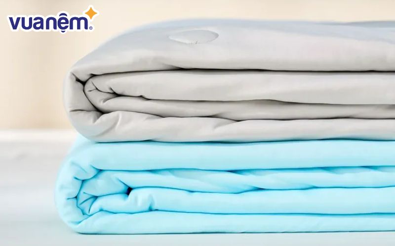 Chăn màu xanh dương, xanh ngọc, xanh mint,... mang lại cảm giác tươi mát