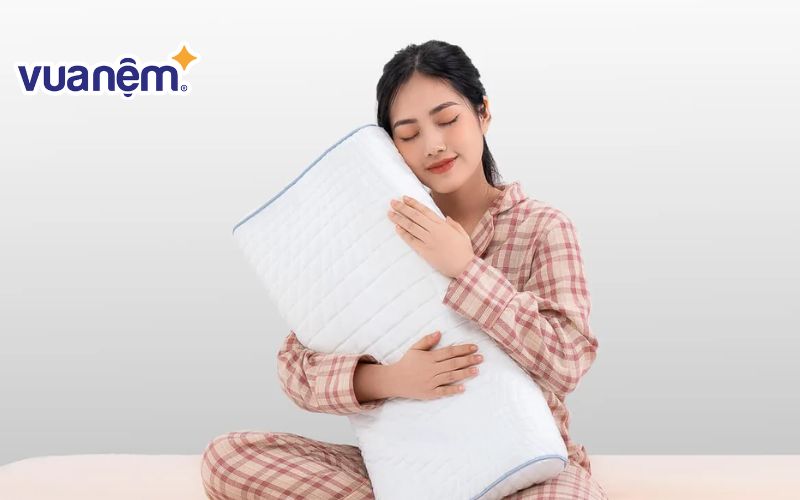 Điểm nổi bật là lớp vải làm mát giúp tản nhiệt nhanh, mang lại cảm giác dễ chịu