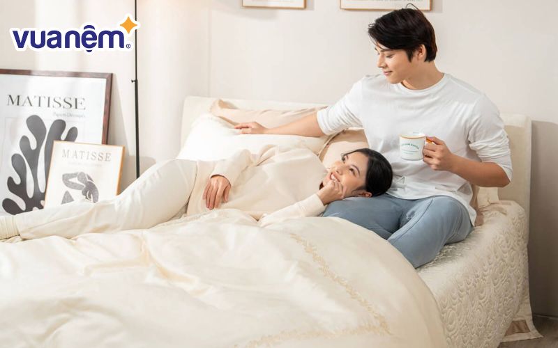 Lụa tơ tằm có bề mặt mềm, mịn mang đến cảm giác dễ chịu