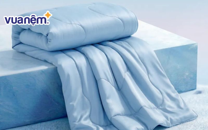 Khi chạm vào, chất liệu Ice Silk mang lại cảm giác mát lạnh