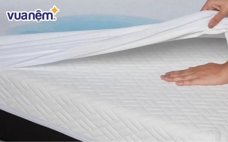Sử dụng ga giường và tấm bảo vệ chuyên dụng giúp hạn chế bụi bẩn