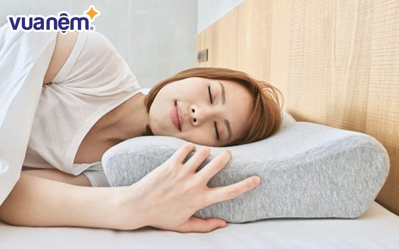 Gối chống ngáy giúp định hình tư thế ngủ chuẩn.