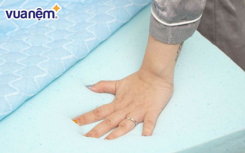 Lớp gel trên nệm giúp nệm foam nằm vô cùng mát lưng