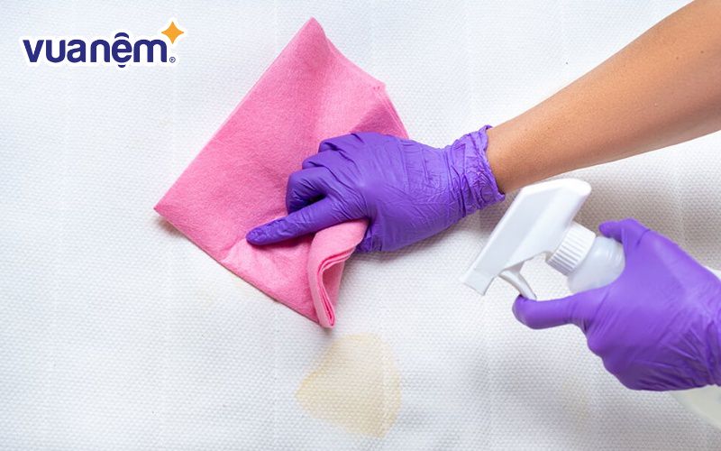 Vệ sinh thường xuyên sẽ giúp đệm lò xo 220 x 200 kéo dài tuổi thọ