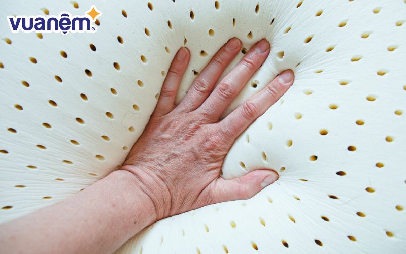 Độ đàn hồi nệm khách sạn cũng là một yếu tố quan trọng