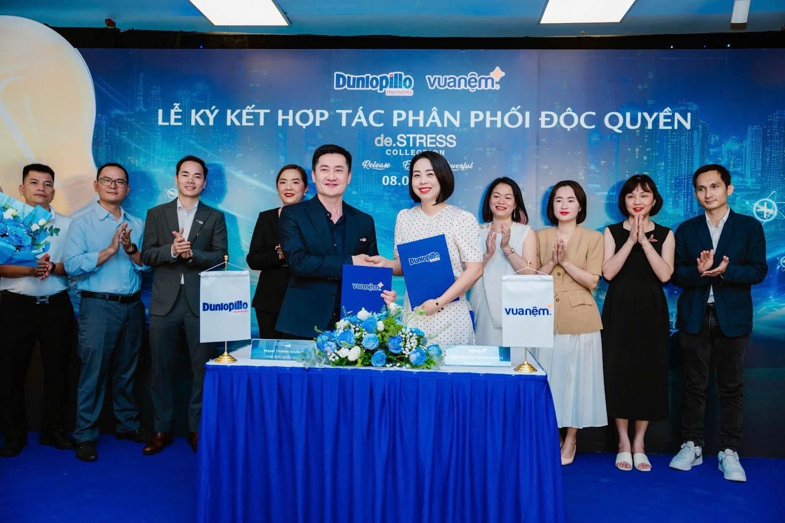 Đại diện Dunlopillo Việt Nam và Vua Nệm trong lễ ký kết hợp tác