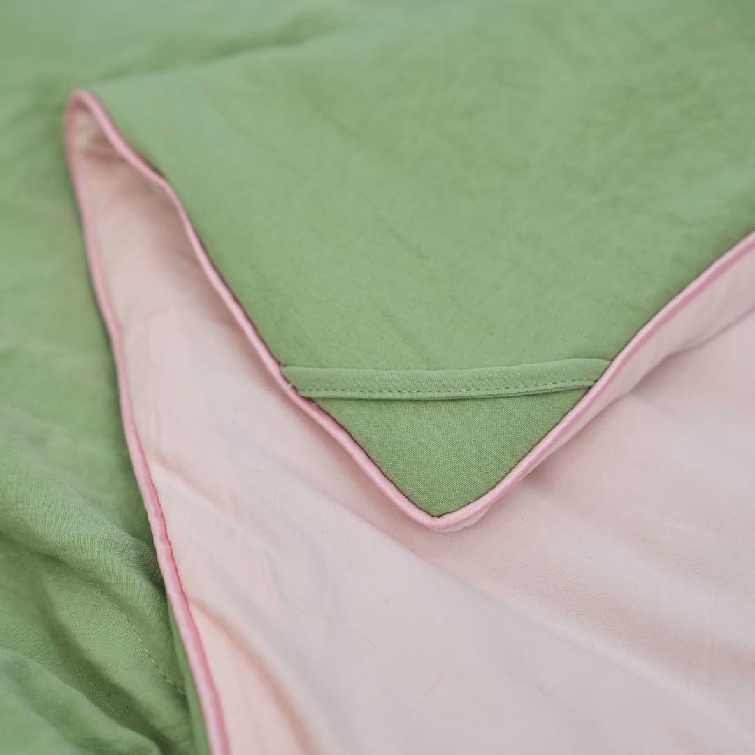 Thiết kế hai màu và móc chéo tiện lợi