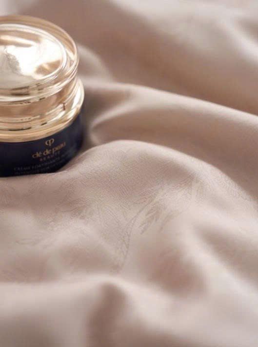 Chất liệu Tencel và lụa tơ tằm dịu nhẹ với làn da nhạy cảm