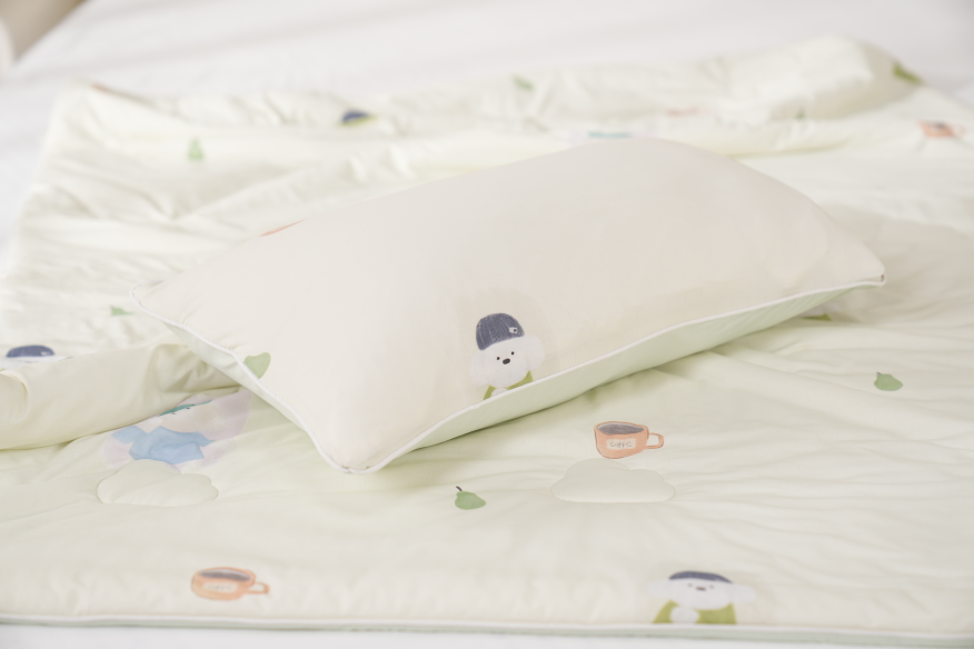 Gối Nunu Petit Ice Bear kích thước nhỏ gọn dễ mang theo
