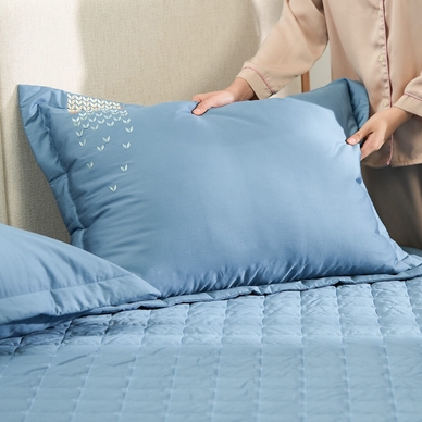 Bộ ga chun chăn chần Amando thêu cotton satin màu xanh - Ảnh 10